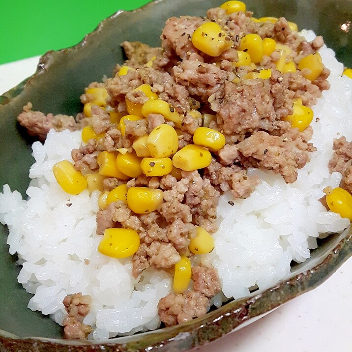 子供が喜ぶ(^^)合挽肉とコーン缶のバジル風味丼♪